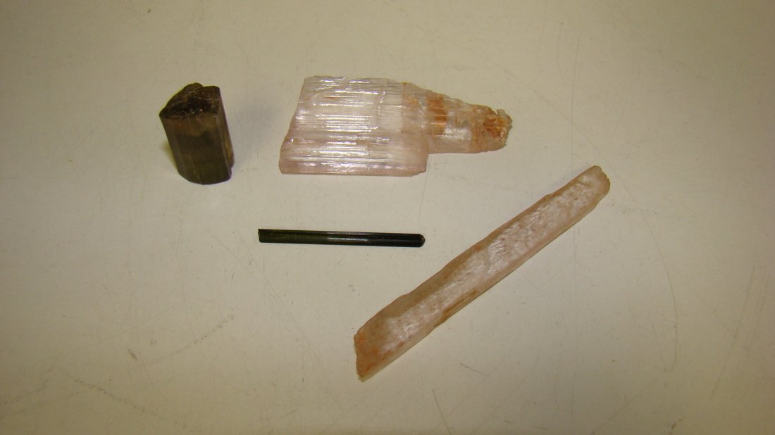 2 PCS GREEN & 2 PCS PINK RAW TOURMALINE (1 of 9)