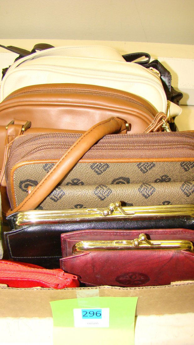BOX - LADIES PURSES AND WALLETS (1 of 5)
