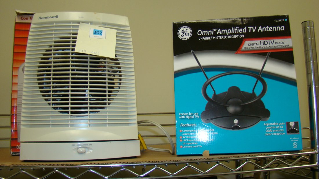 SMALL HONEYWELL ELECTRIC HEATER: SMALL HONEYWELL OSCILLATING HEATER WITH ORIGINAL BOX - G.E. OMNI AMPLIFIED ANTENNA - ORIGINAL BOX