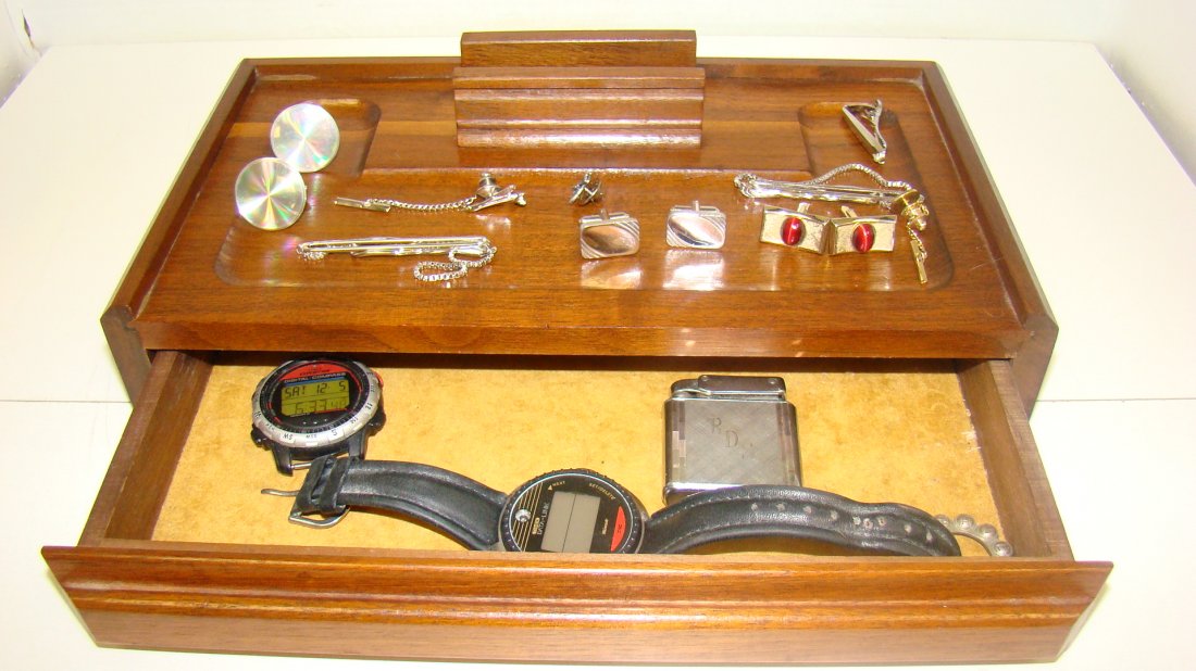 MEN'S TEAK JEWELRY BOX & JEWELRY: MEN'S TEAK JEWELRY BOX AND VARIOUS MEN'S JEWELRY - 3 PAIRS OF CUFF LINKS - 2 TIE BARS - TIE-TAC - KREISLER CIGARETTE LIGHTER - MONOGRAMMED ''RDS'' - TIMEX MICROSOFT DATA LINK DIGITAL WRIST WATCH - NEE