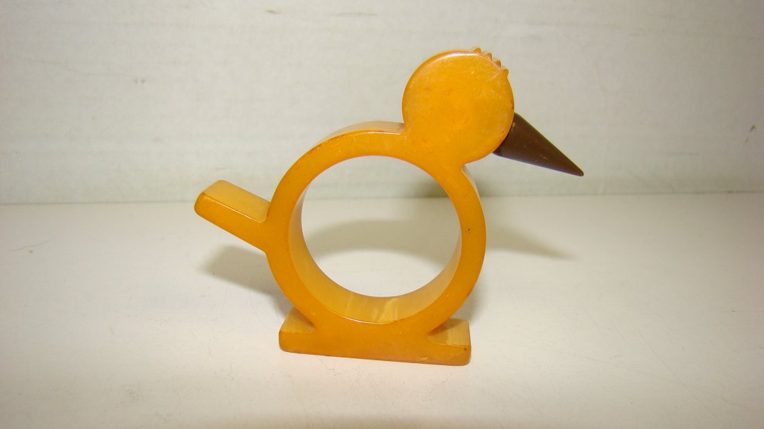 VTG BAKELITE CHICKEN NAPKIN RING: VINTAGE AMBER BAKELITE CHICKEN SHAPED NAPKIN RING - BROWN BAKELITE BEAK - 2.5'' - GOOD CONDITION