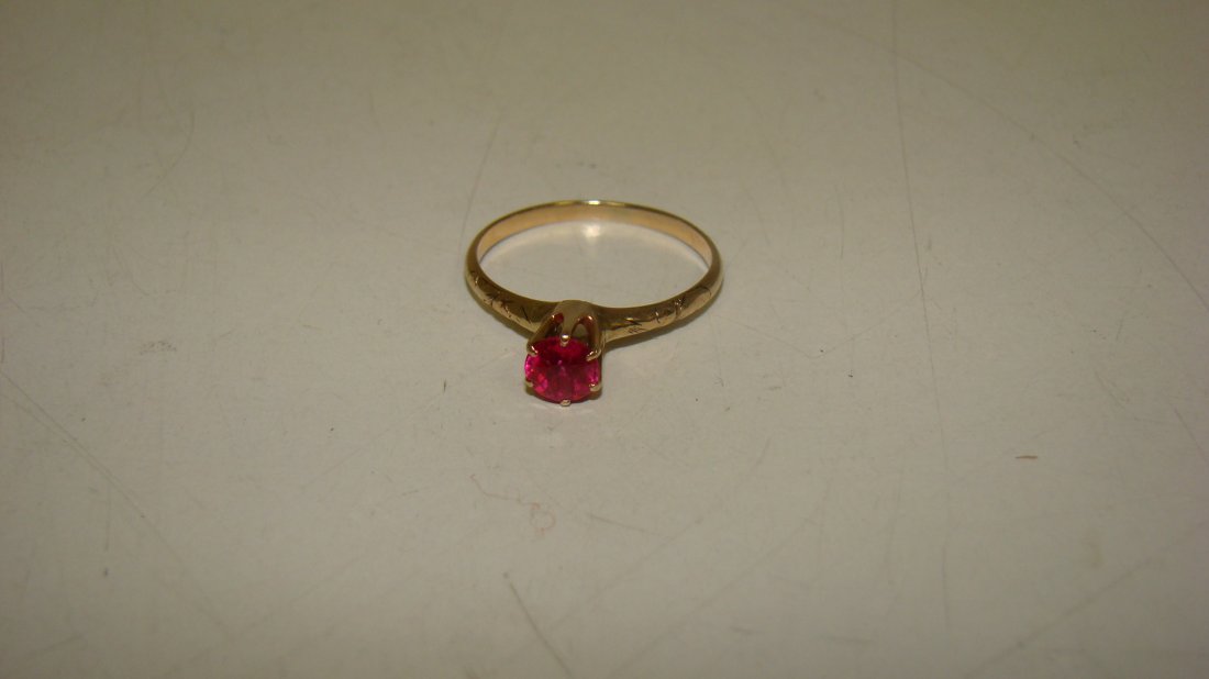 14K GOLD RING - RED STONE: 14K GOLD RING - RED SOLITAIRE STONE - SIZE 6.5