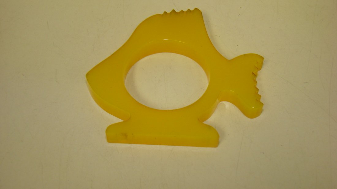 VTG BAKELITE FISH NAPKIN RING: VINTAGE LIGHT AMBER BAKELITE FISH SHAPED NAPKIN RING - APPROX 2.75''x 3'' - GOOD CONDITION