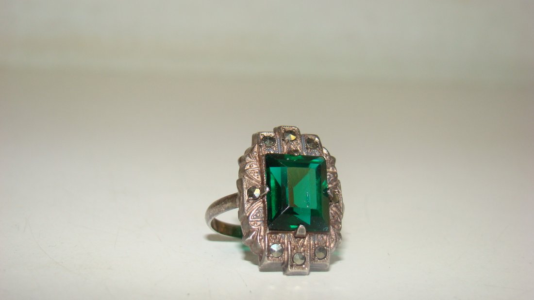 VTG STERLING & MARCASITE RING: VINTAGE STERLING AND MARCASITE RING WITH GREEN CENTER STONE - SIZE 4.5