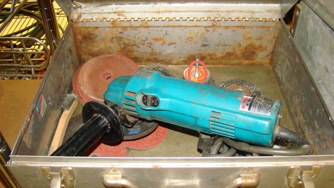 MIKITA DISK GRINDER: MIKITA DISK GRINDER - INCLUDES GRINDING AND WIRE DISKS - INCLUDES ONE METAL BOX