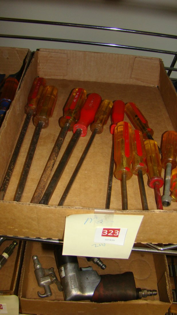 BOX - MAC TOOL ITEMS: BOX - MAC TOOL ITEMS - MAC SCREW DRIVES - FLATHEADS AND PHILLIPS LONG AND SHORT - A FEW RUST - 13 TOTAL