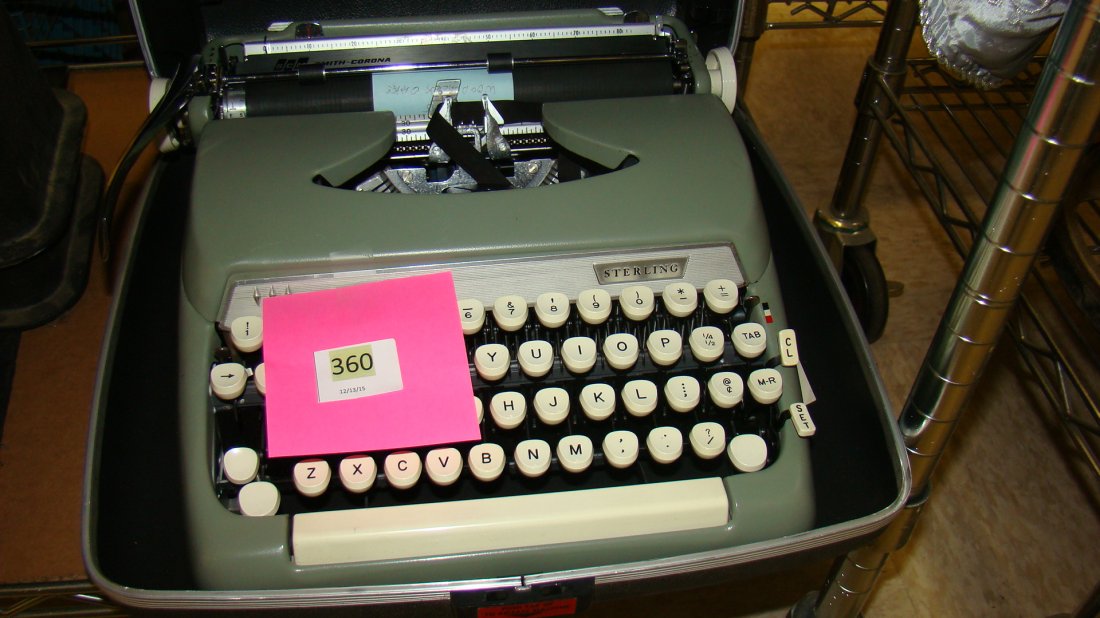 VINTAGE SMITH CORONA MANUAL TYPEWRITTER: VINTAGE SMITH CORONA STERLING MANUAL TYPEWRITTER