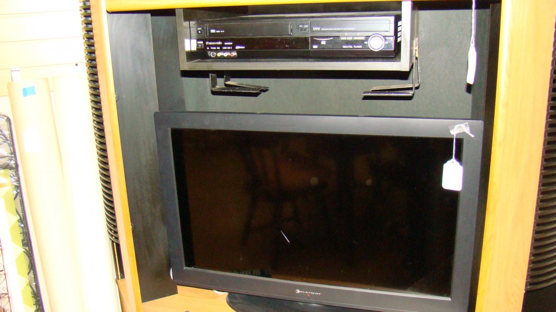 ELEMENT FLAT PANEL TV & DVD/VHS PLAYER (1 of 3)