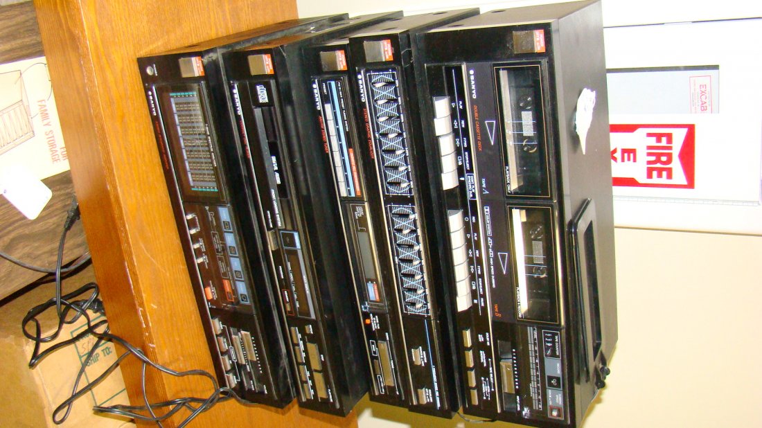 5 PC SANYO STEREO SYSTEM (1 of 3)