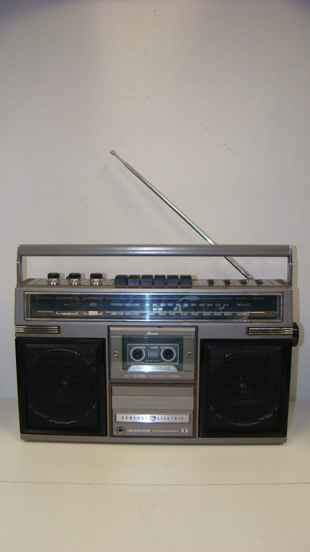 G.E. AC/DC RADIO MODEL 3-5252B (1 of 6)
