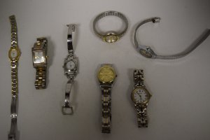 7 VARIOUS WOMEN'S WRISTWATCHES: 7 VARIOUS WOMEN'S WRISTWATCHES - GENEVA - CARRIAGE - PULSAR (BAND IS BROKEN) - SILVER TONE TIMEX - HUGO MAX - GUCCI AND A GENEVE - ALL NEED BATTERIES