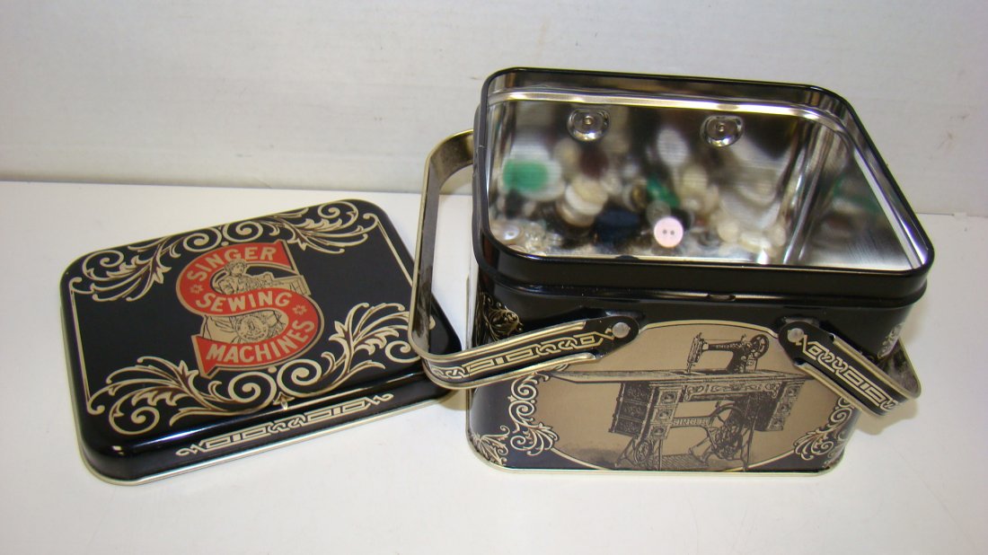 SINGER ADV BASKET TIN-VARIOUS BUTTONS: SMALL SINGER ADVERTISING TIN BASKET - VARIOUS VINTAGE AND NEWER BUTTONS - A COUPLE BAKELITE