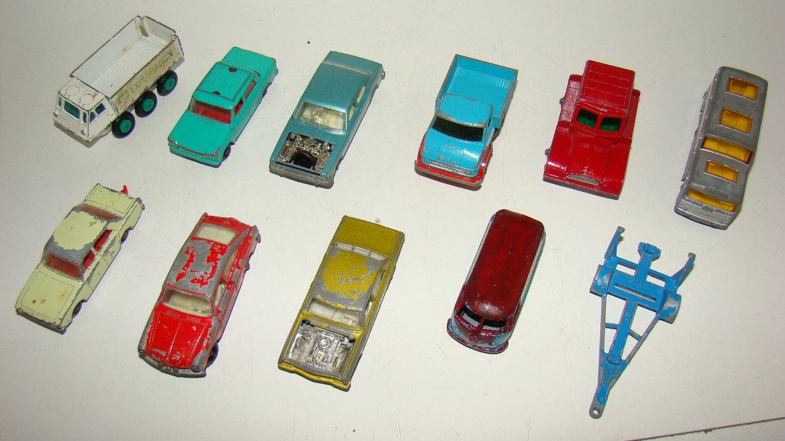 10 VTG MATCHBOX LESNEY METAL CARS: 10 VARIOUS VINTAGE MATCHBOX LESNEY METAL TOY CARS - #34, 67, 45, 66, 35, 33, 56, 19, 36 AND 9 PLUS A MATCHBOX LESNEY TRAILER - MOST HAVE PAINT LOSS - 2 MISSING HOODS -