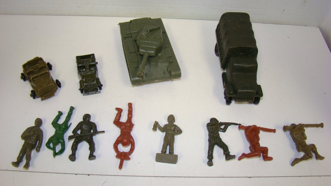 VTG AUBURN RUBBER AND OTHER MILITARY CARS & SOLDIE: VINTAGE AUBURN TOYS AND OTHER MILITARY VEHICLES AND TOY SOLDIERS - 2 SMALL JEEPS - RUBBER TANK - RUBBER TRANSPORT TRUCK AND 8 RUBBER TOY SOLDIERS - CIRCA 1930'S-40'S - 1 AUBURN RUBBER