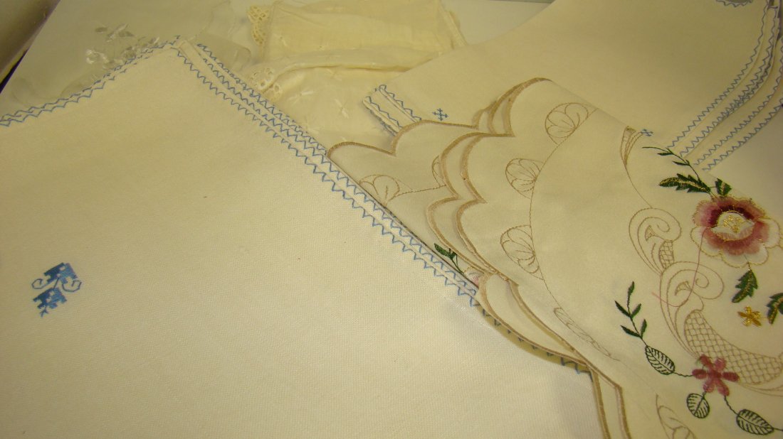 VARIOUS VINTAGE LINEN: VARIOUS VINTAGE LINEN - (5) 33'' EMBROIDERED TABLE RUNNERS - EMBROIDERED TABLECLOTH WITH MATCHING NAPKINS - CROCHETED DOILIES - EMBROIDERED HANKIE AND MORE
