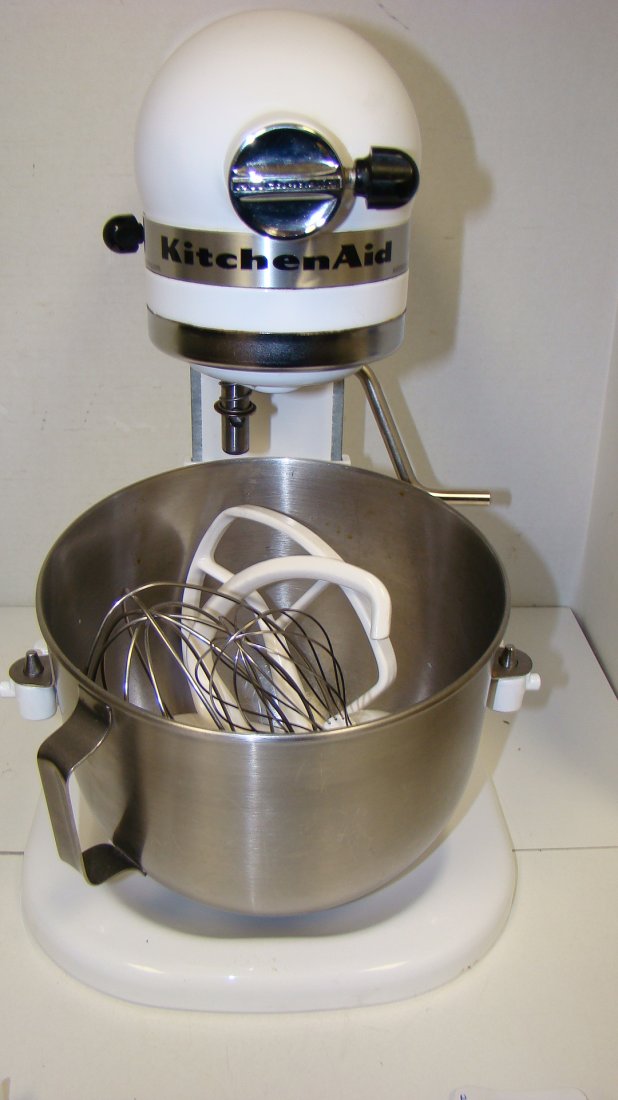 WHITE KITCHENAID MIXER: WHITE KITCHEN AID HEAVY DUTY MIXER - STAINLESS STEEL MIXING BOWL - 2 WIRE WHIPS - BREAD MIXER ATTACHMENT - HOOK ATTACHMENT ***INTERNET BIDDERS BE ADVISED THAT THIS IS A VERY HEAVY ITEM AND SHIPPING WI