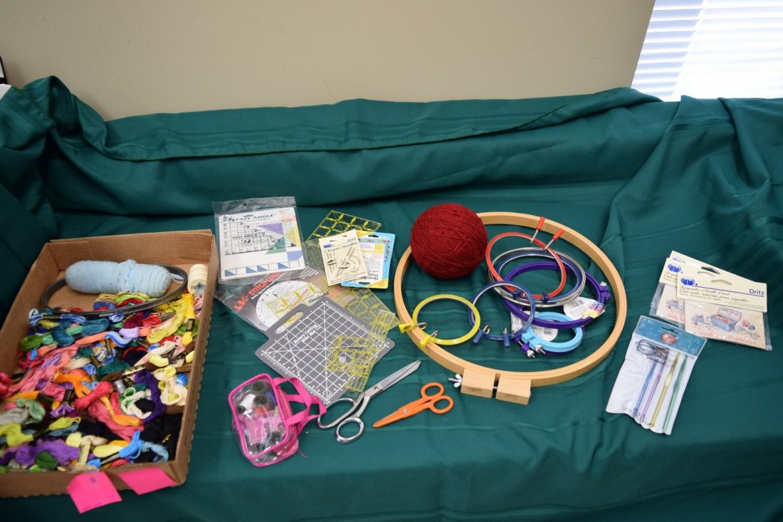 BOX-EMBROIDERY THREAD-HOOPS-CUTTING MATS: BOX LOT - VARIOUS EMBROIDERY HOOPS - EMBROIDERY THREAD - CUTTING MATS - STITCH CONVERTER - CROCHET HOOKS AND MORE