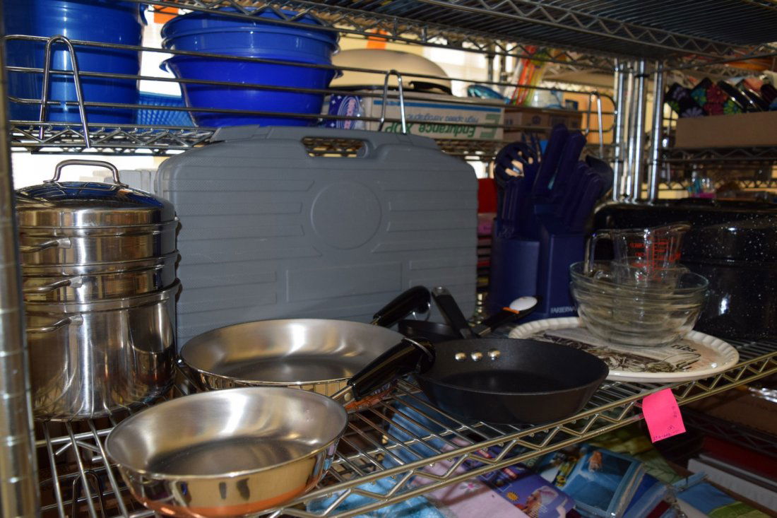 SHELF-KITCHEN POTS & PANS: SHELF LOT - 2 REVERE FRY PANS - CIRCULON FRY PAN - FARBERWARE KITCHEN UTENSIL SET - ENAMEL WARE DUTCH OVEN - STOCK POTS - SET OF BBQ TOOLS AND MORE