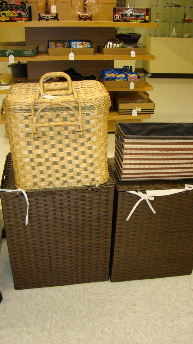 WICKER HAMPERS-PICNIC AND OTHER BASKETS (1 of 3)