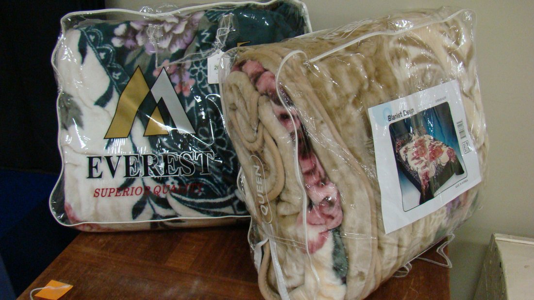 QUEEN & KING NIB EVEREST FLEECE BLANKETS (1 of 3)