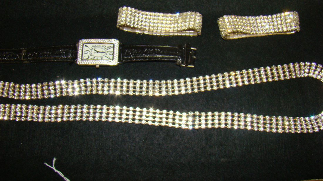VARIOUS VTG RHINESTONE JEWELRY & A WATCH (1 of 4)