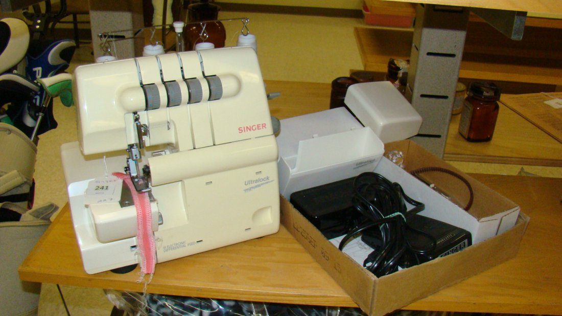 SINGER ULTRALOCK SEWING MACHINE (1 of 7)