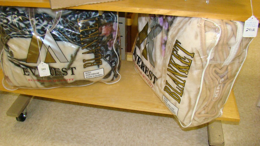 2 NIB EVEREST KING SIZE FLEECE BLANKETS (1 of 3)