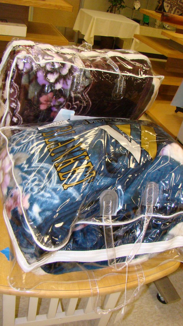 2 NIB KING SIZE EVEREST FLEECE BLANKETS (1 of 2)