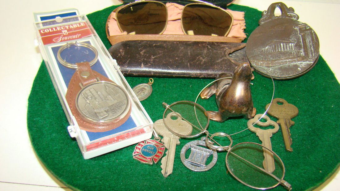 VARIOUS VTG COLLECTIBLES (1 of 4)