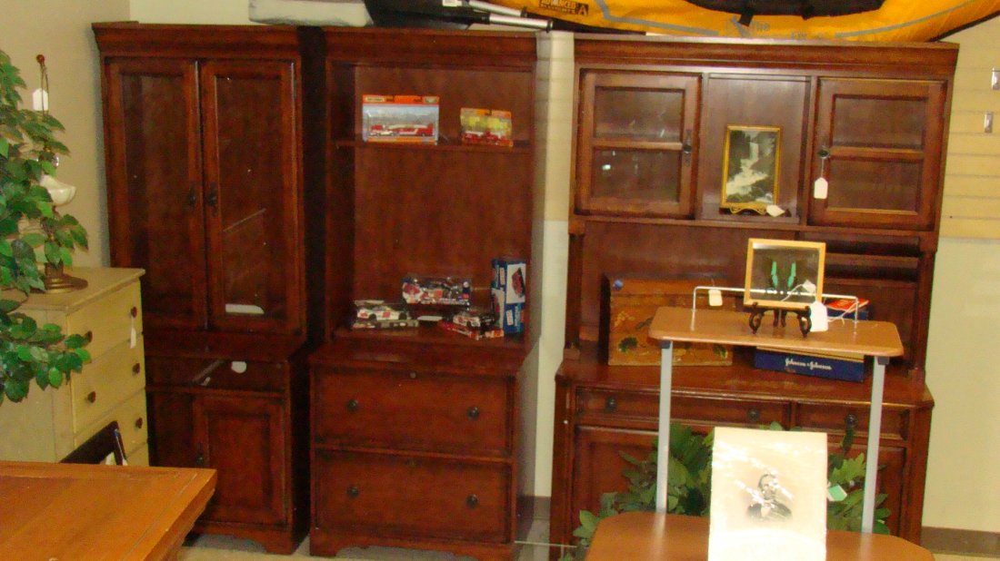3PIECE OFFICE CREDENZA SET: 3 PIECE MAHOGANY COLOR OFFICE CREDENZA SET - CENTER PIECE HAS KEYBOARD DRAWER THAT FOLDS DOWN - UPPER GLASS DOORS ON EACH SIDE - OPEN CENTER - BOTTOM DRAWERS AND DOORS - CENTER HAS FINISH LOSS AND SCR