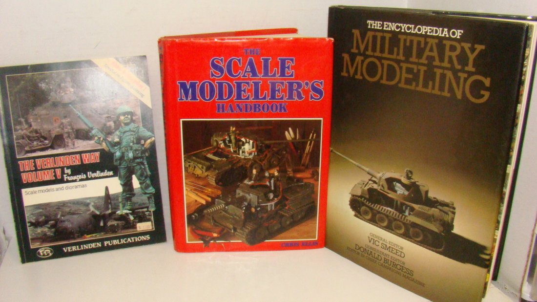 3 SCALE MODELER'S BOOKS: 1985 SCALE MODELS AND DIORAMAS - WORLD WAR II THEME - VERLINDEN PUBLICATIONS - BY FRANCIS VERLINDEN - 1979 EDITION - THE SCALE MODELER'S HANDBOOK - BY CHRIS ELLIS - HARDBACK WITH DUST COVER - QUARTO P