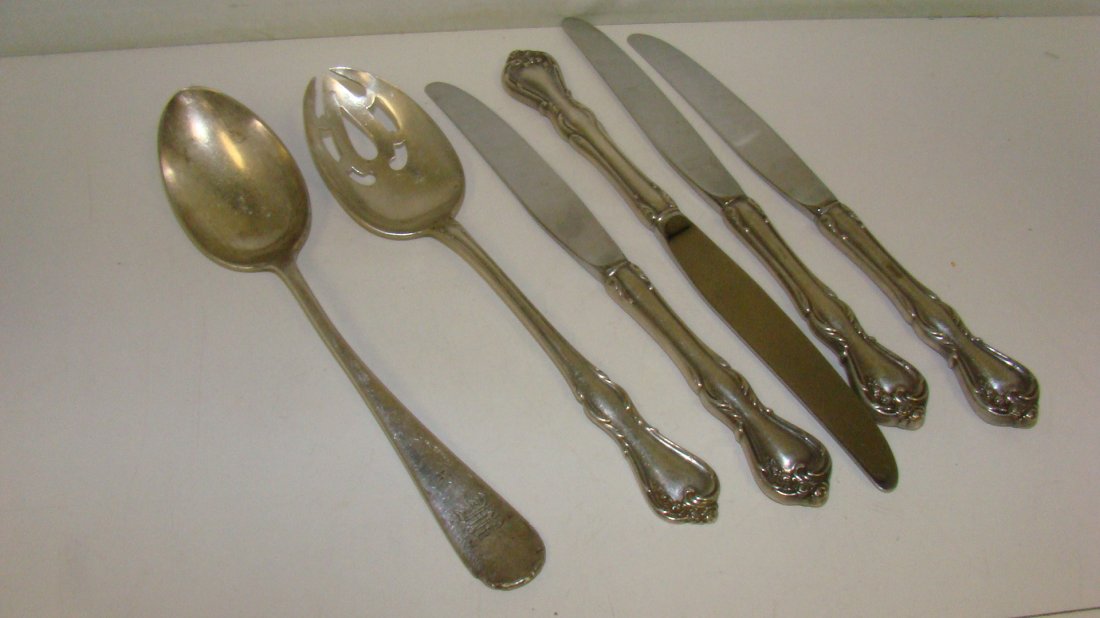 5 PIECES REED & BARTON STERLING & 1 SPOON: 9'' REED & BARTON STERLING SERVING SPOON - 4 MATCHING REED & BARTON STERLING KNIVES - 12.4 OZ TOTAL WEIGHT PLUS AN ANTIQUE GORHAM SILVER PLATE SPOON