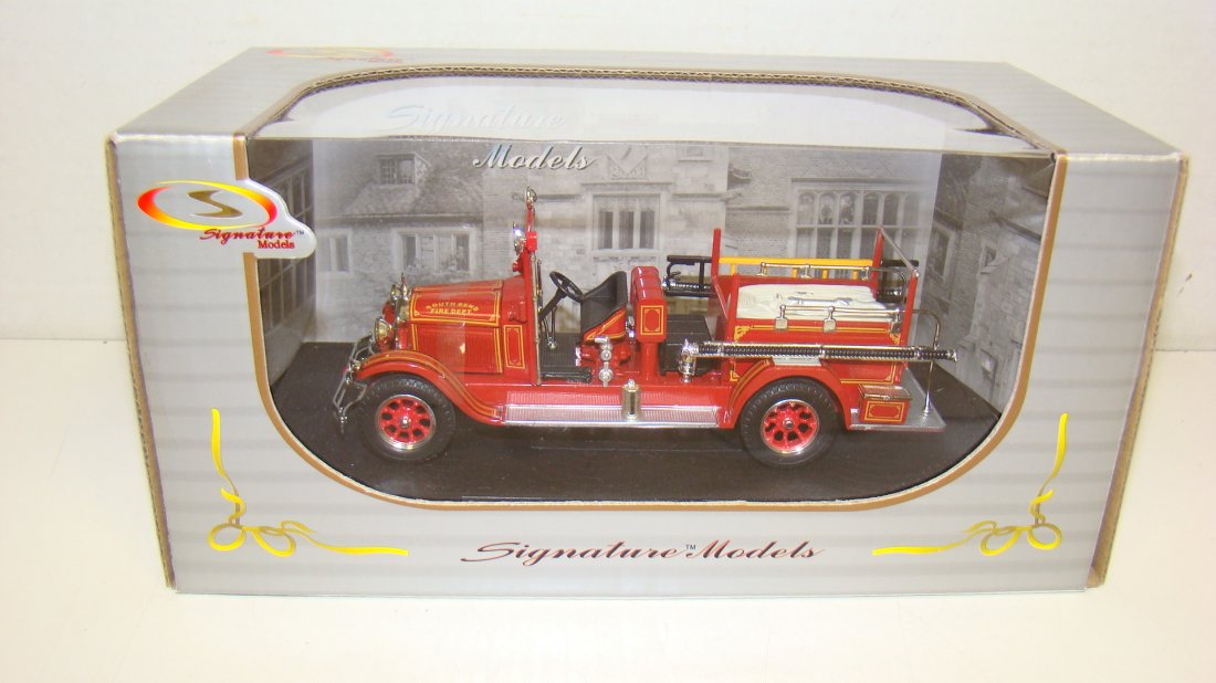 NIB SIGNATURE DIE-CAST MODELS FIRE TRUCK: NIB SIGNATURE MODELS - DIE-CAST 1928 STUDEBAKER FIRE TRUCK - 1:32 SCALE