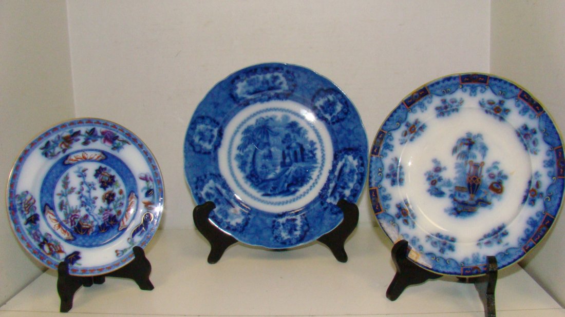 3 VINTAGE FLOW BLUE PLATES: 9'' RIDGWAYS FLOW BLUE PLATE - ORIENTAL PATTERN - C-1891-1920 - MARK ON BACK - GOOD CONDITION - 8'' VINTAGE ARCADE FLOW BLUE PLATE - ASIAN PATTERN - MARK ON BACK - GOOD CONDITION AND A 6.75'' VINTAGE