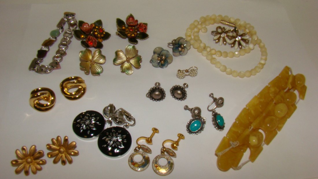VARIOUS VTG COSTUME JEWELRY (1 of 10)