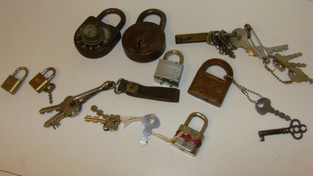 VARIOUS VTG PADLOCKS & KEYS (1 of 8)