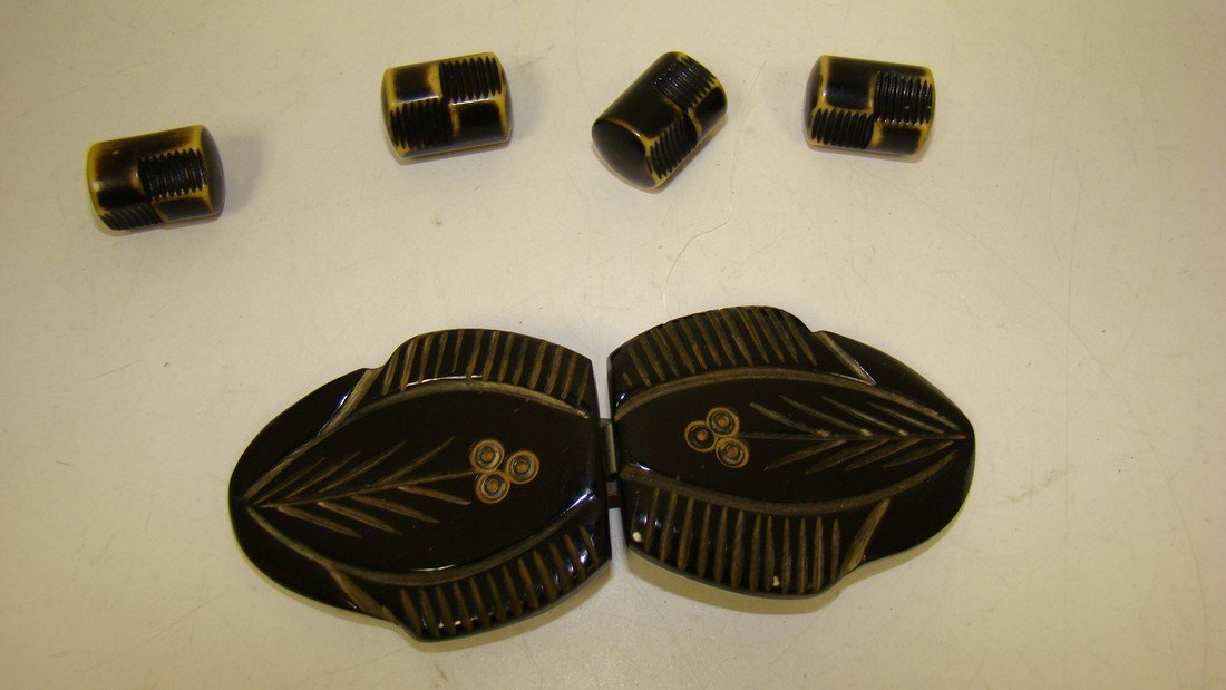 VTG CARVED BAKELITE BUCKLE & 4 BUTTOONS (1 of 5)