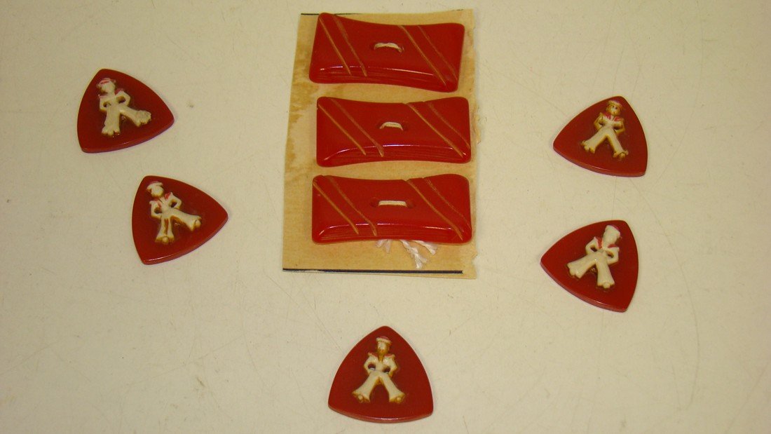 8 VTG RED BAKELITE BUTTONS (1 of 4)