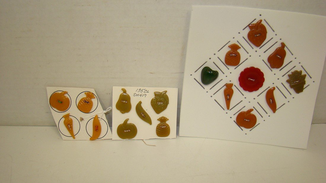 18 VARIOUS FRUIT SHAPED BAKELITE BUTTONS (1 of 6)
