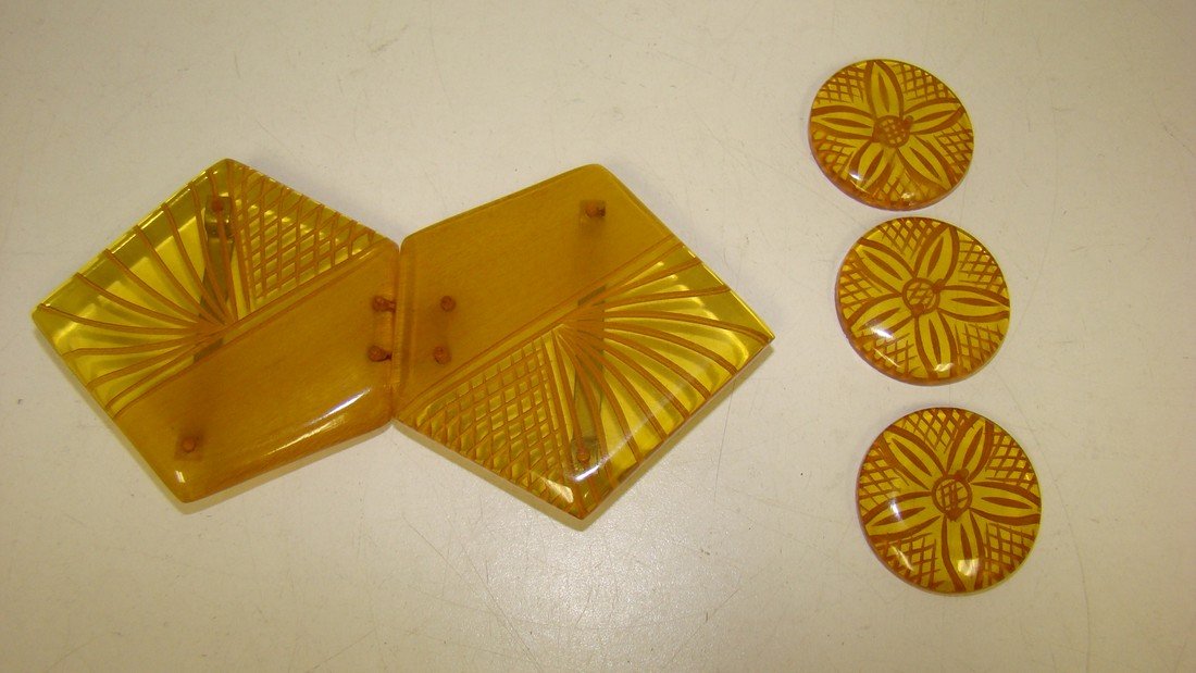 APPLE JUICE BAKELITE BUCKLE & 3 BUTTONS (1 of 5)