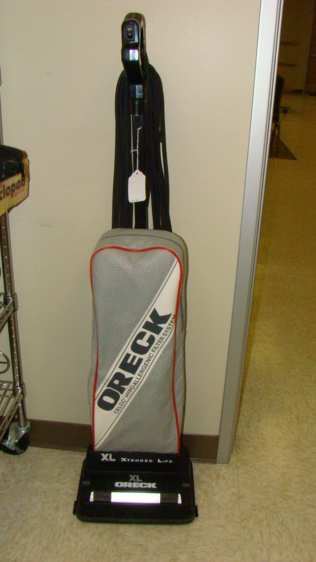 ORECK XL UPRIGHT VACUUM (1 of 6)