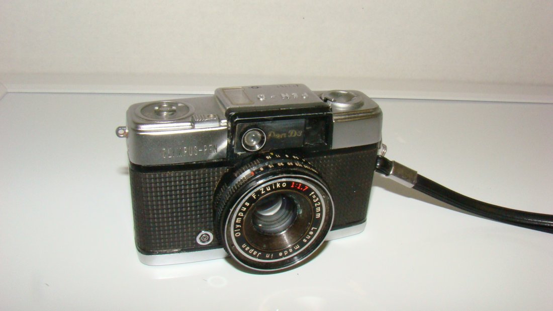 VINTAGE OLYMPUS-PEN CAMERA (1 of 3)