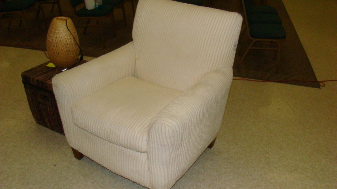 CONTEMPORAY CREAM COLOR UPHOLSTERED CHAIR (1 of 3)