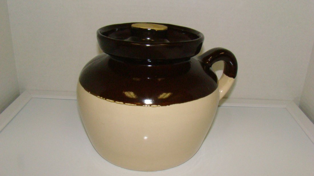 VINTAGE R.R.P. POTTERY BEAN POT (1 of 5)