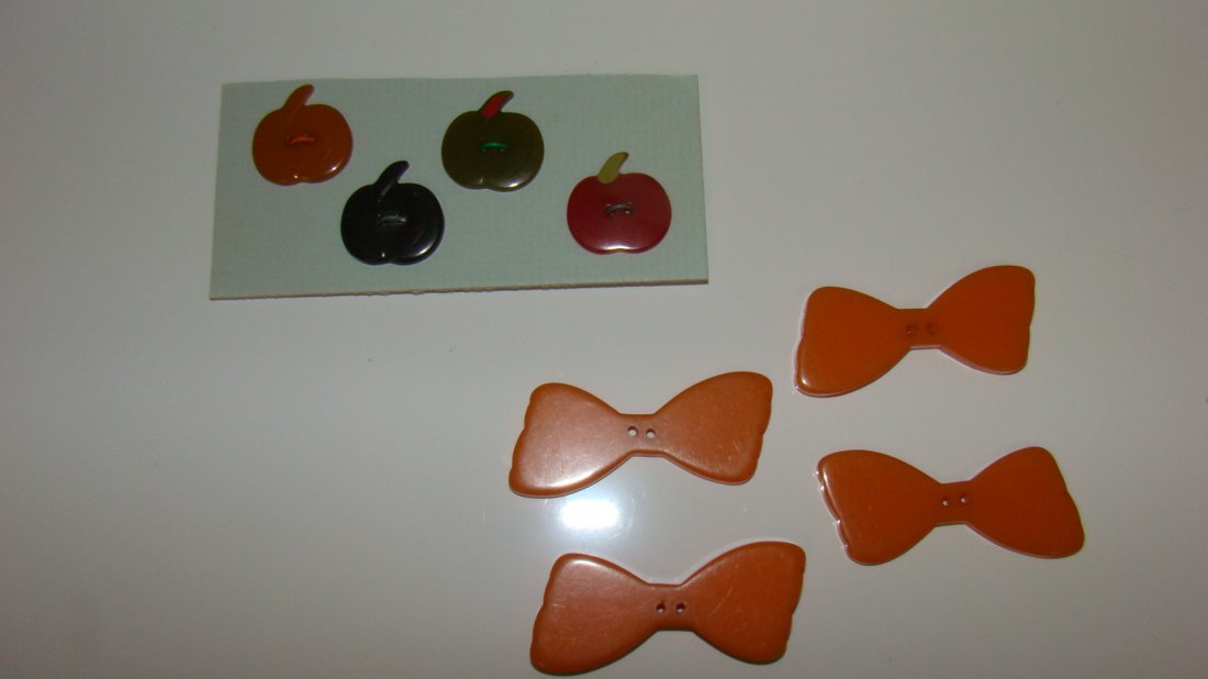 8 VINTAGE BAKELITE BUTTONS (1 of 3)