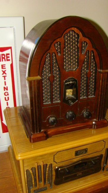 RETRO GE TABLE RADIO (1 of 2)