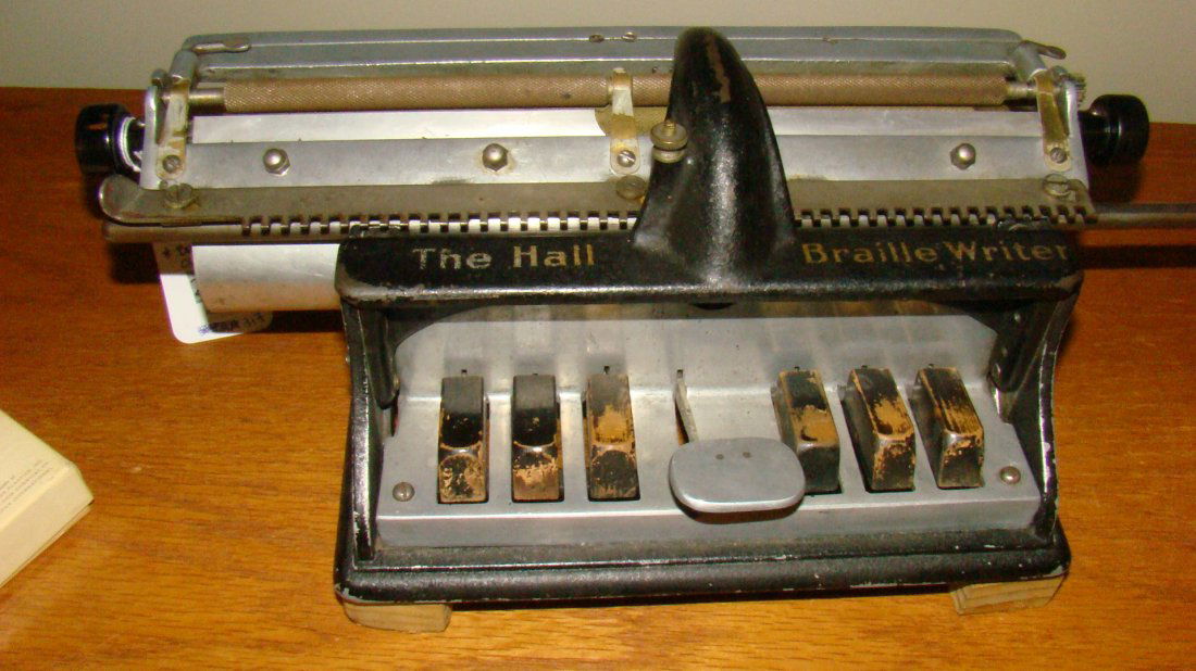 ANTIQUE BRAILLE TYPEWRITER (1 of 5)