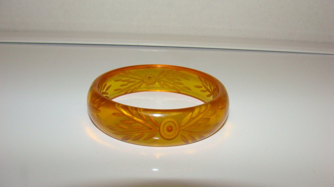 REVERSE CARVED BAKELITE BRACELET (1 of 3)