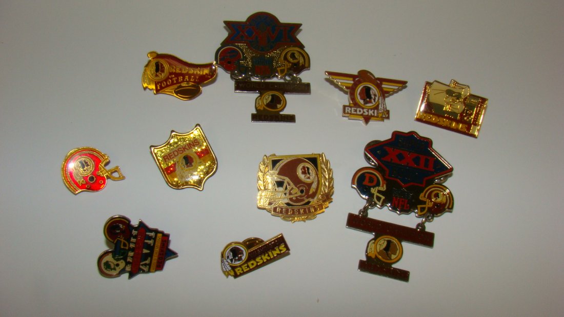 10 VARIOUS NFL LAPEL PINS (1 of 4)