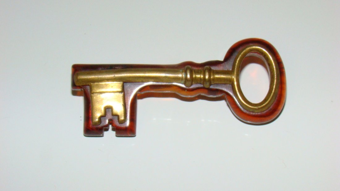 TORTOISE SHELL BAKELITE KEY BROOCH (1 of 3)